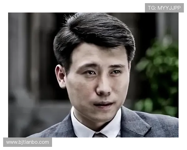 《借枪》:谍战的刀尖,人性的迷宫 《借枪》:谍战的刀尖,人性的迷宫